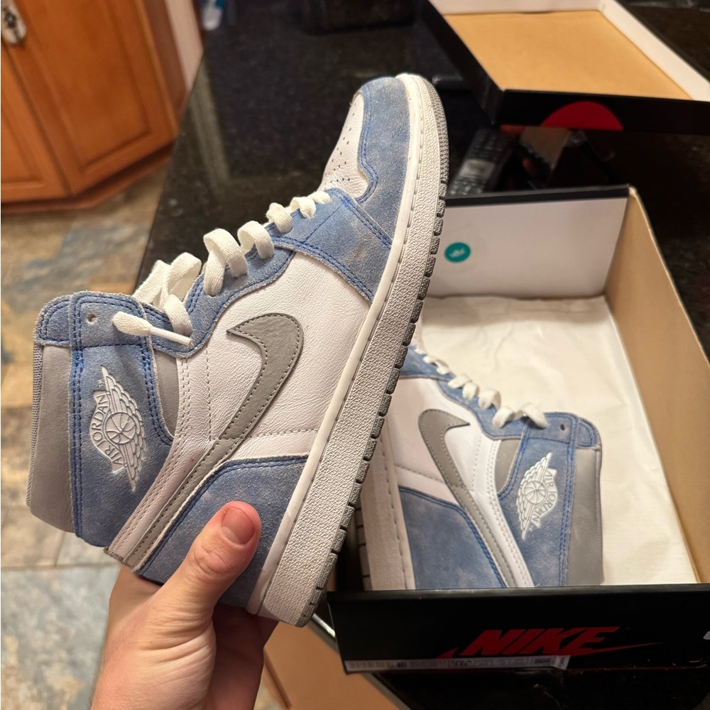 Nike Air Jordan 1 High Light Blue and White - Picture 2 of 2